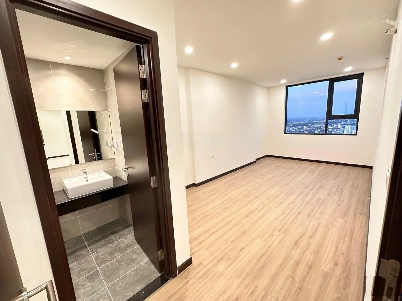 Bán căn hộ C-SkyView Chánh Nghĩa 2PN 2WC DT 80m2 tầng cao giá 2 tỷ 130 có sổ