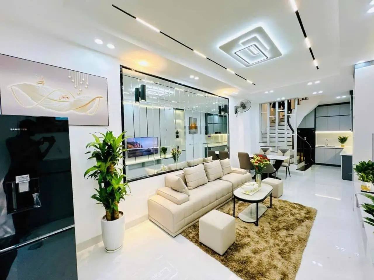 Bán nhà trung tâm Đống Đa - gần phố - trước nhà sân rộng đánh bóng