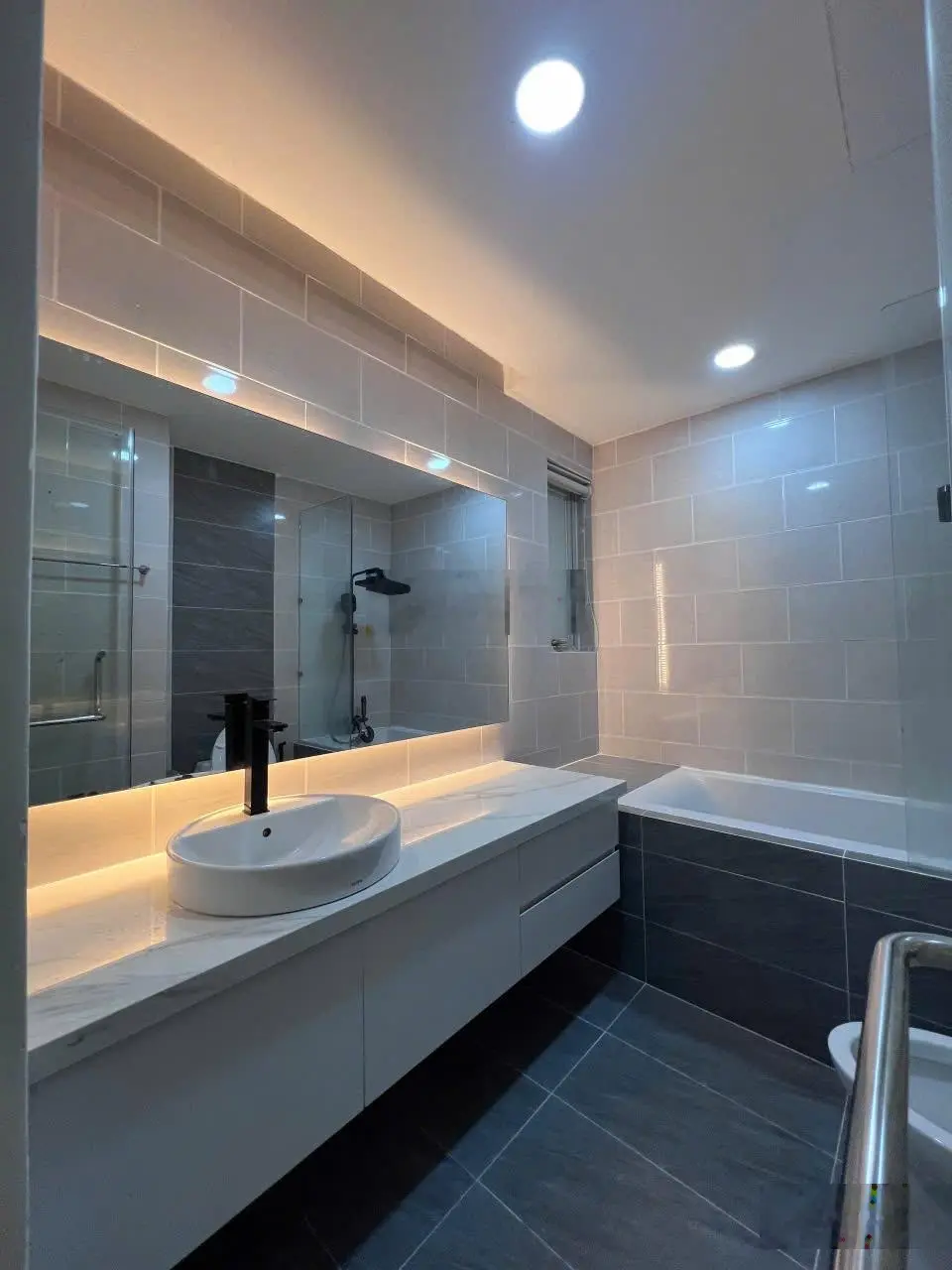 Chuyển nhà mới cần bán căn hộ 3 mặt thoáng 87m2, 2 phòng ngủ có sổ hồng - chung cư Dragon Hill 1