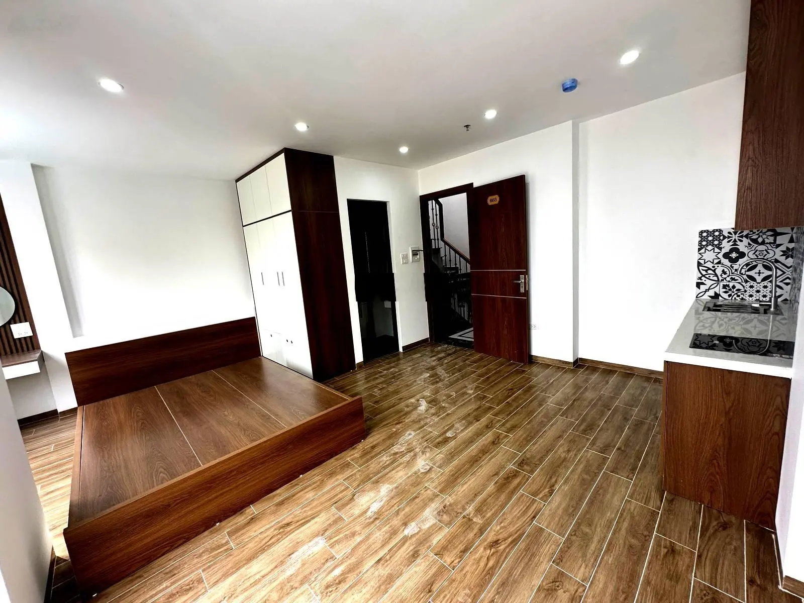 Bán nhà xây mới 100% full nội thất ngõ 66 Võng Thị Diện tích 100m2, 7 tầng, MT 5,7m, giá 26 tỷ