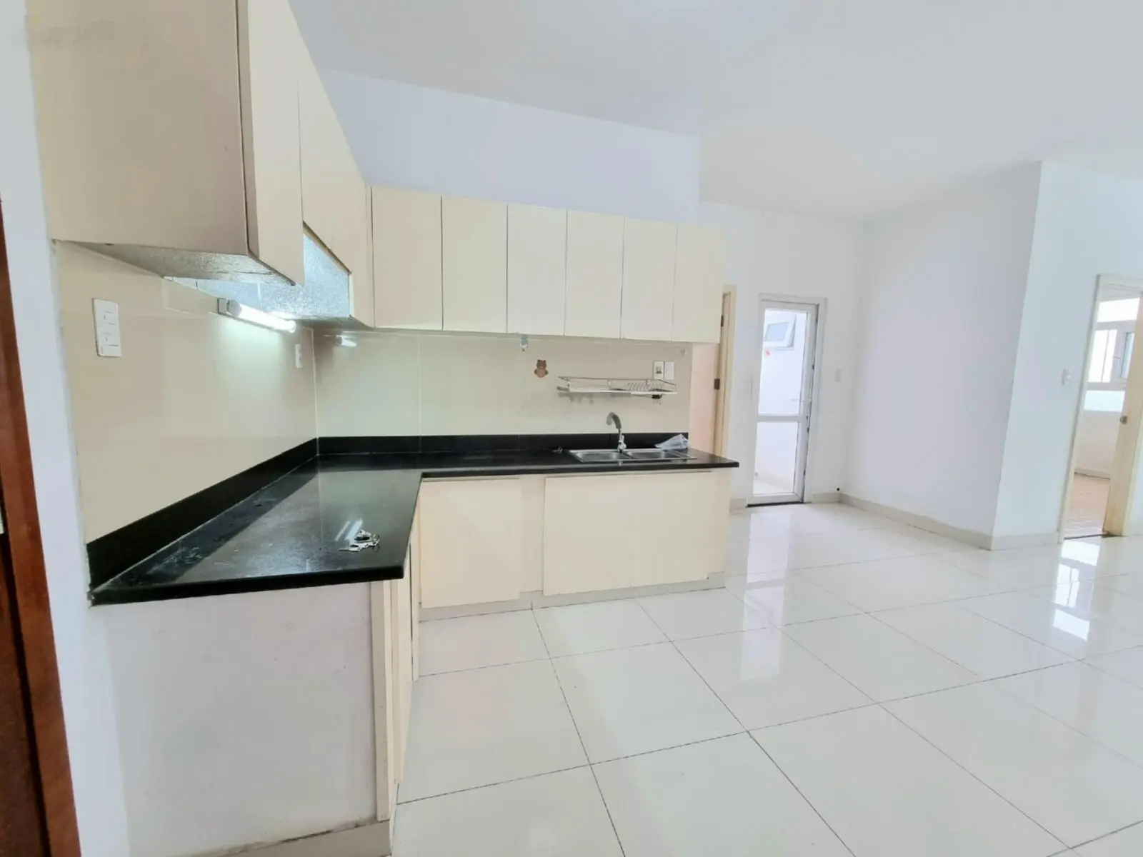 Bán căn hộ chung cư đã có sổ hồng 2 tỷ VND, 64m2, chính chủ, view đẹp