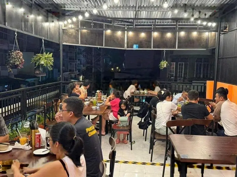 Nhà ngộp. Căn góc 2 mặt tiền ngay Quốc Hương, mặt tiền KD rộng 18m sẵn HD thuê hướng ĐN giá 20.Xtỷ