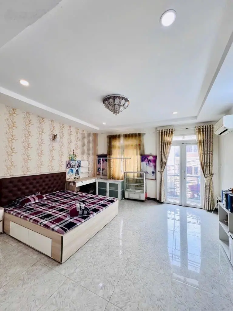 Chủ gửi bán gấp căn nhà sát chợ Hiệp Bình, DT 100m2 giá nhỉnh 5 tỷ nhẹ, SHR, sang tên nhanh.