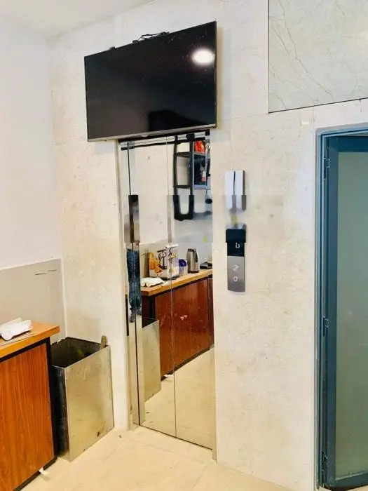 Chỉ 8.3 tỷ bán nhà 5 tầng thang máy mặt tiền 3 tháng 2 vị trí đắc địa ngay ngã tư tạ uyên sầm uất
