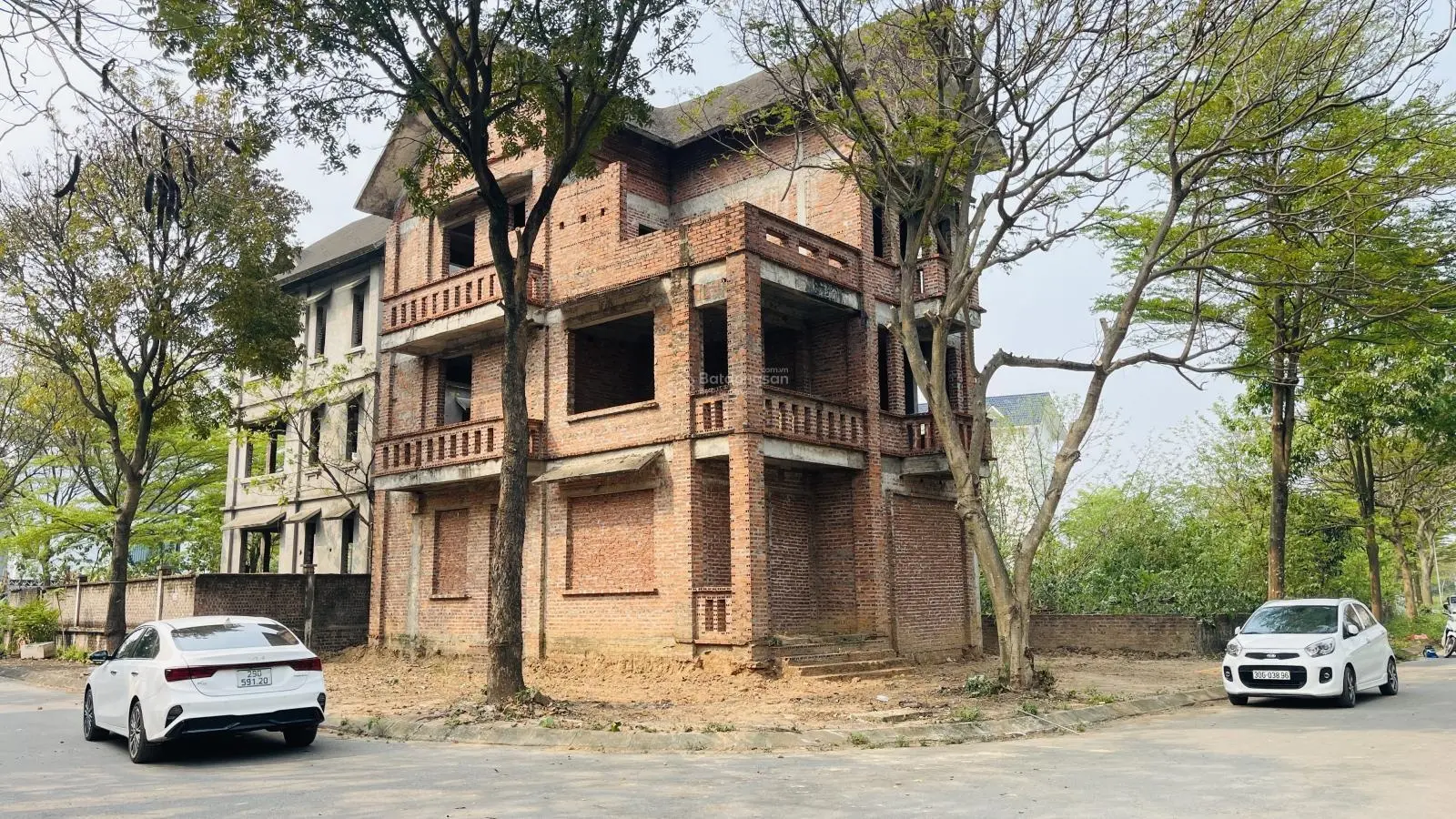 Bán biệt thự góc 254 m2 sổ đỏ sang tên chính chủ. Vị trí đẹp nhất khu đô thị, thiết kế hiện đại