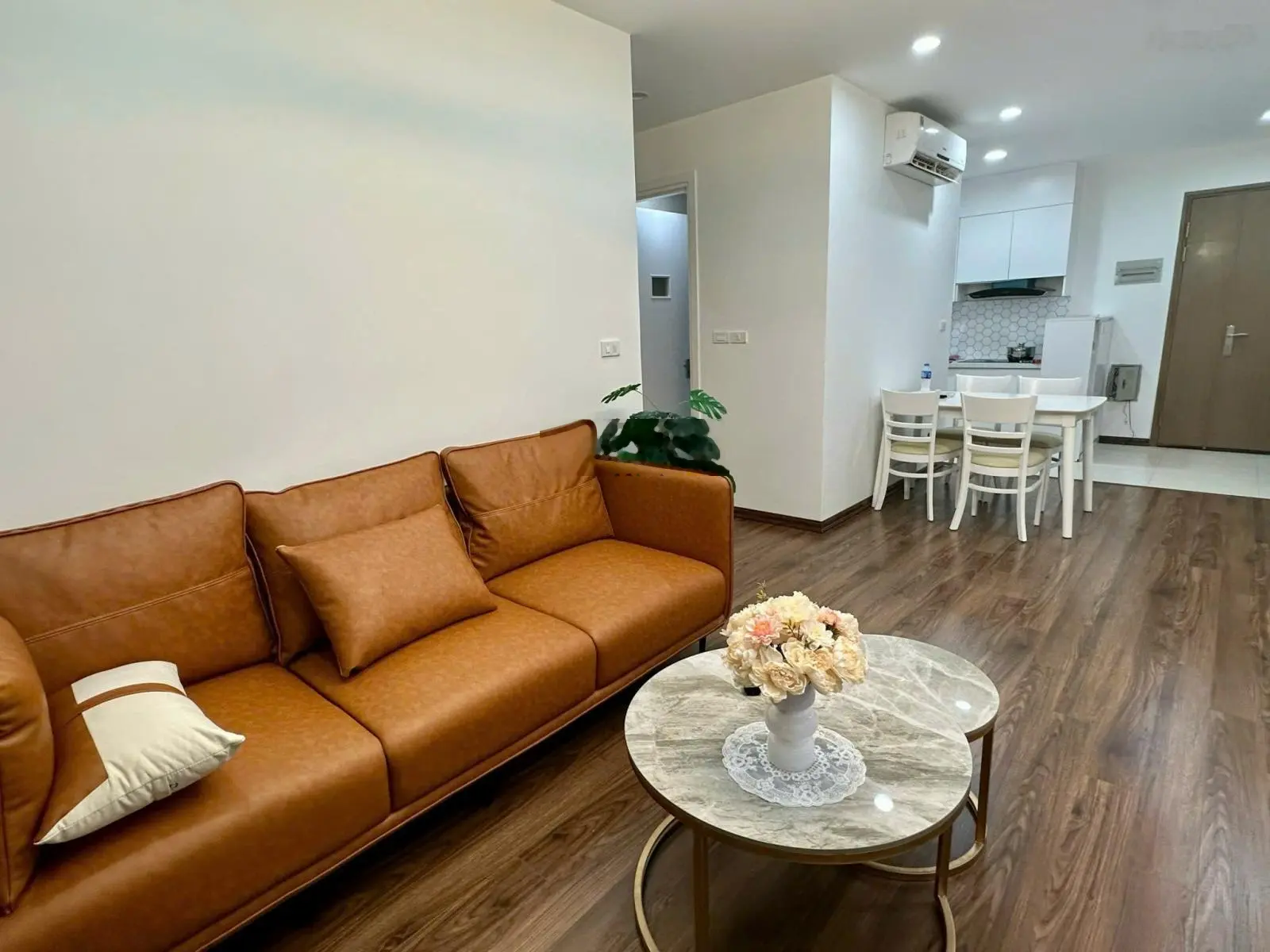 Cần bán căn hộ chung cư Thành Phố Giao Lưu 2 PN - 74m2 căn góc full đồ giá 4 tỷ bao phí