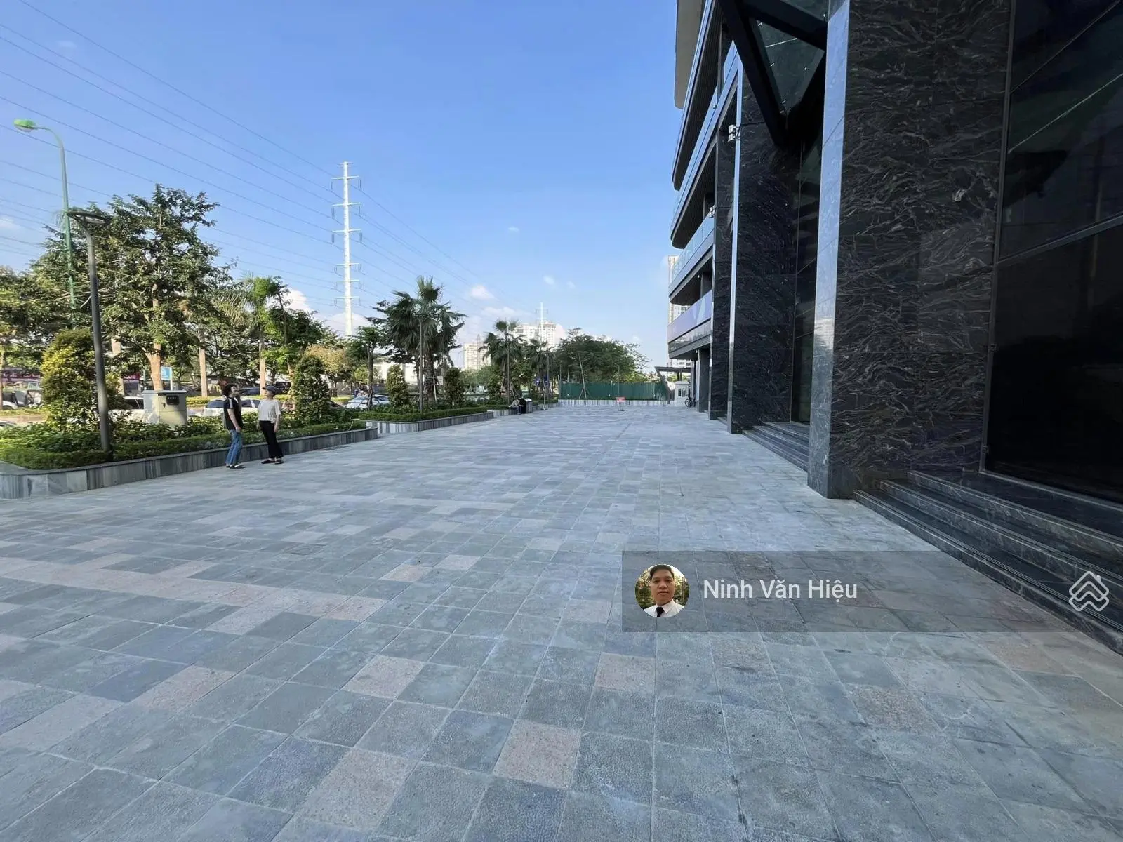 Em đang được gửi bán seri căn hộ chung cư 124m2/2PN tầng cao tại Sunshine Golden River Hà Nội.