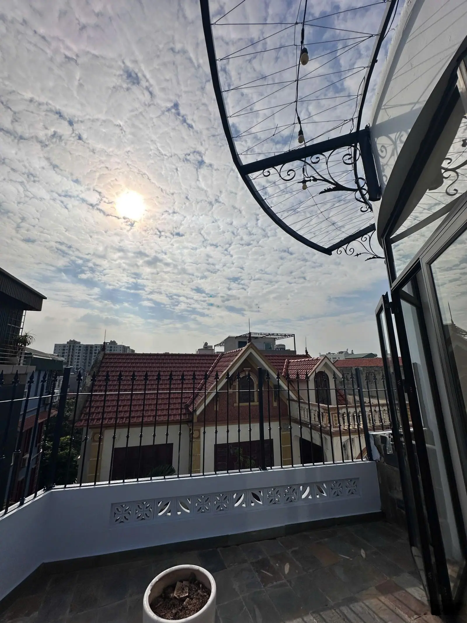Bán nhà phân lô hai mặt tiền, gần ô tô, phố Phạm Văn Đồng. Ngõ rộng 2m