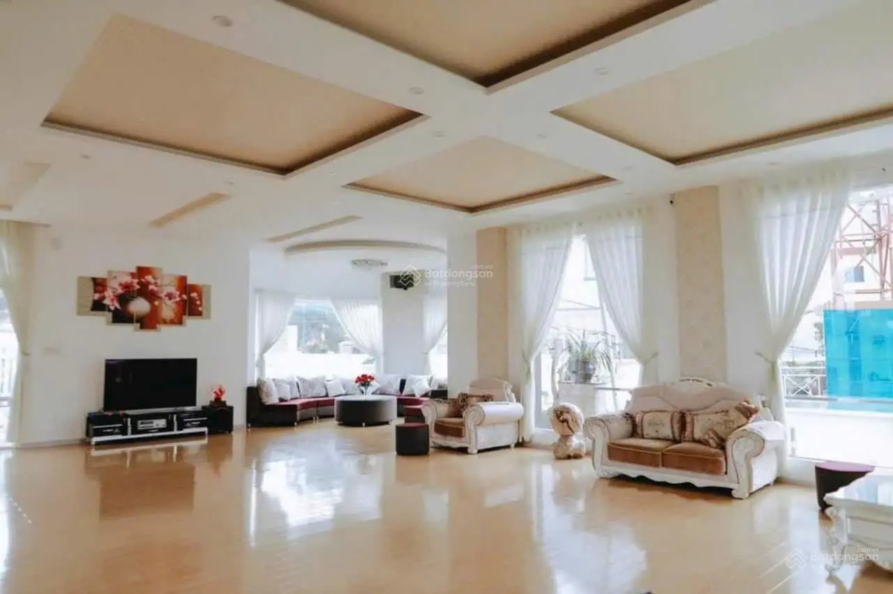 Bán biệt thự 2 mặt tiền đường đông tĩnh, phường 08, tp đà lạt. dt: 955 m2 , giá: 40 tỷ. 0908 748 ***