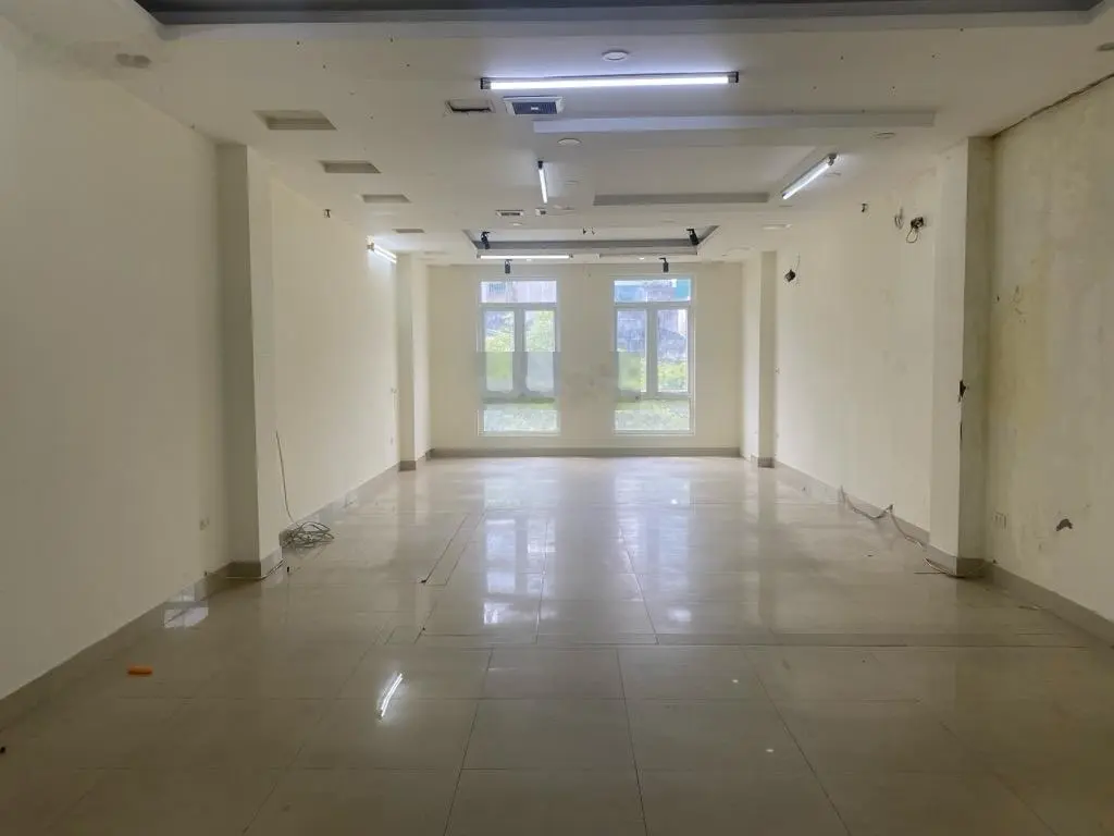 Tòa nhà văn phòng mặt phố đội cấn vỉa hè rộng kd đỉnh thang máy đang cho thuê 60 triệu