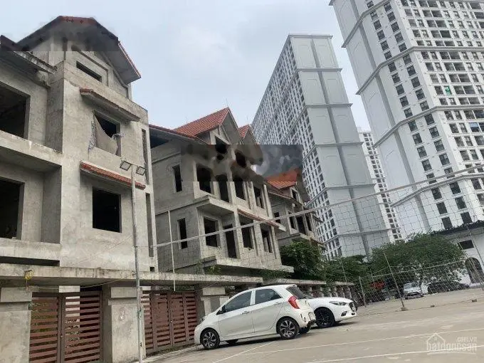 Chính chủ bán biệt thự 202m2 Bảo Tàng Hậu Cần, 23tỷ5 sổ đỏ cầm tay, vỉa hè 20m - kinh doanh sầm uất