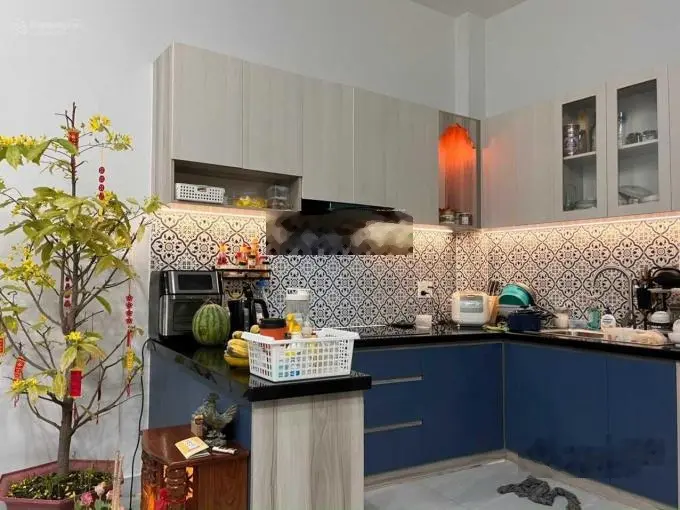 Bán nhà riêng tại đường Phạm Văn Hai, 64m2, ngay Tân Bình. Sổ hồng riêng. Dân cư đông