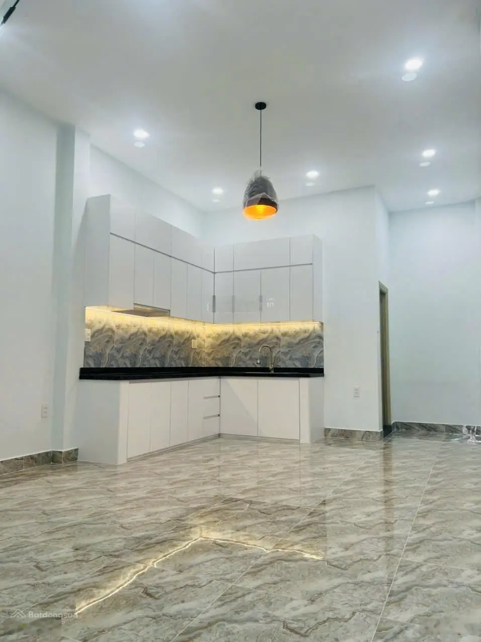 Bán nhà mới xây siêu sang trọng, gần trường học, gần chợ, cách Lũy Bán Bích 200m, Quận Tân Phú