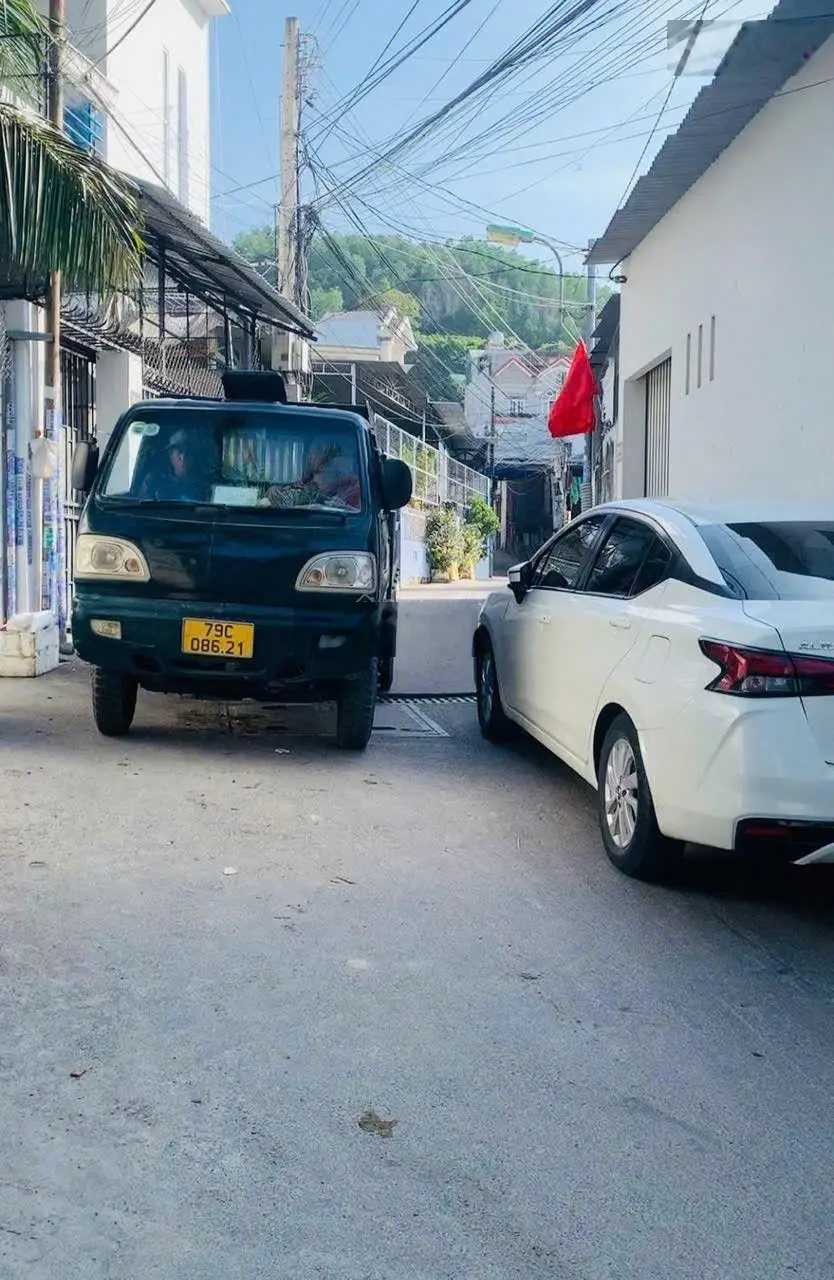 Nhà 2 tầng hẻm Ngô Đến Nha Trang đường oto 4ty2 gần biển gần trường đại học
