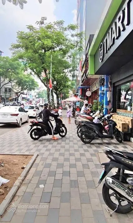 Bán 600m2 đất phố Xuân La, 2 mặt đường, MT rộng đá bóng, sổ hoa hậu. Giá 205 tỷ