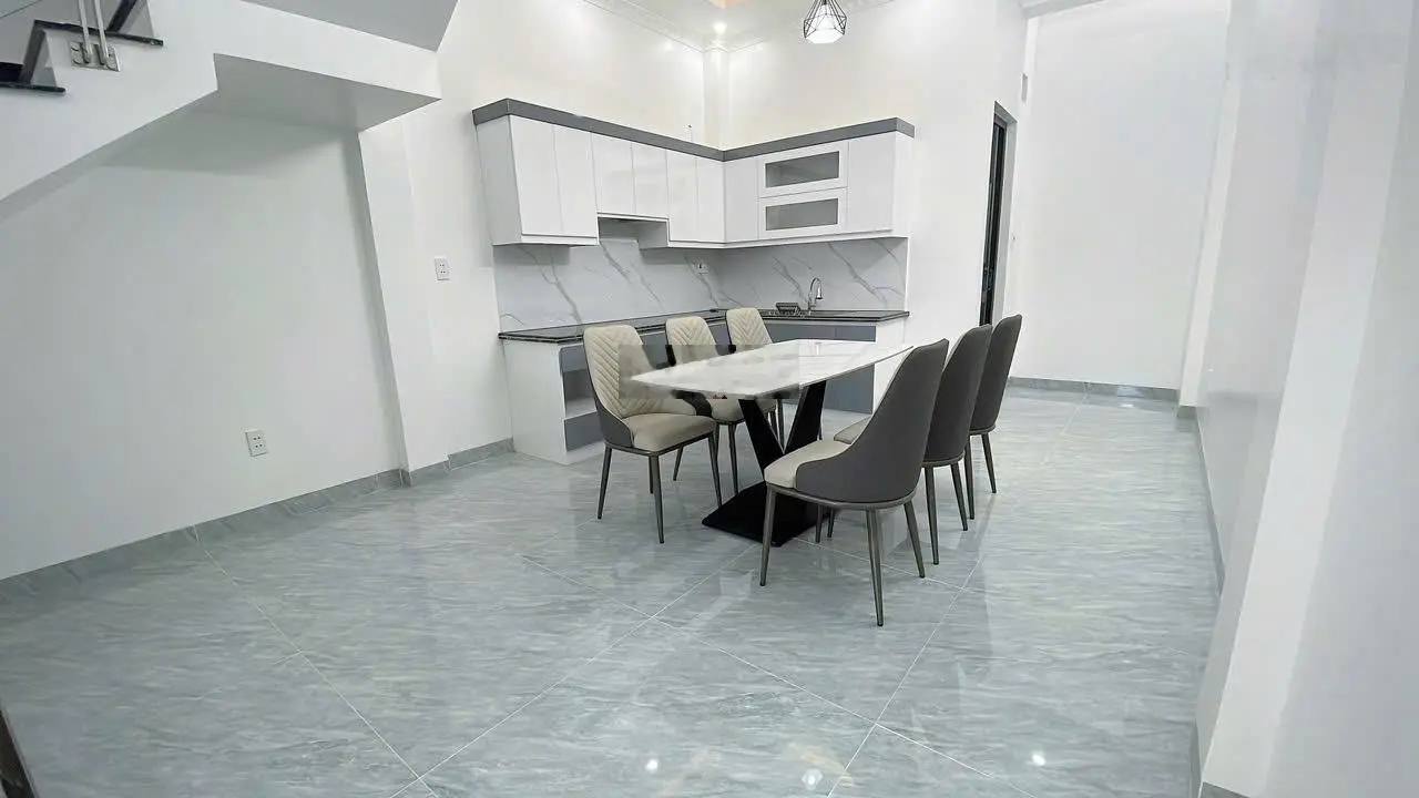 Dãy nhà 4 tầng độc lập khung cột riêng mặt ngõ tại Thiên Lôi - Aeon