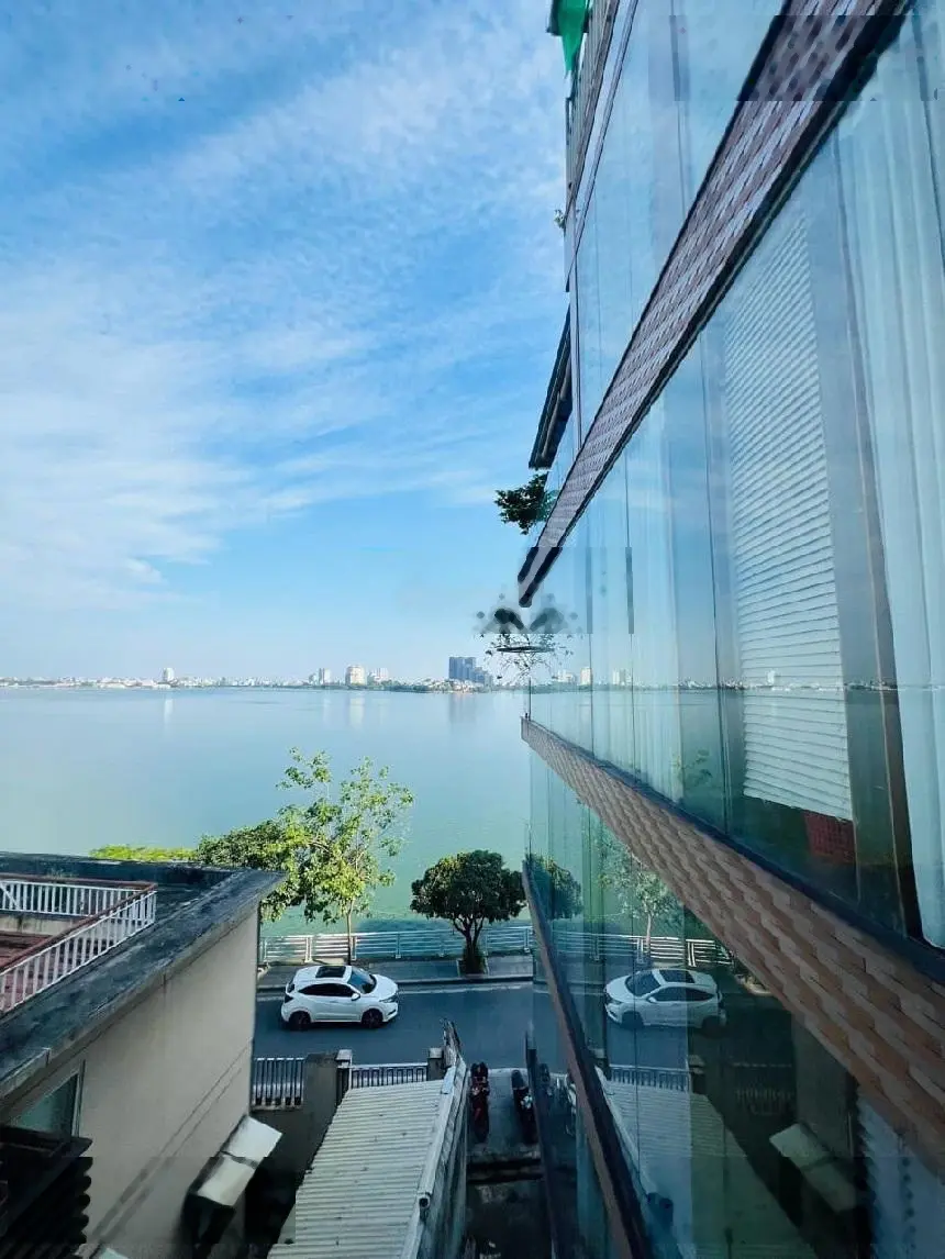 Bán nhà Nguyễn Đình Thi, Tây Hồ: 61m, 4 tầng, mặt tiền 4,5m giá 32 tỷ. View Hồ, 3 mặt thoáng.