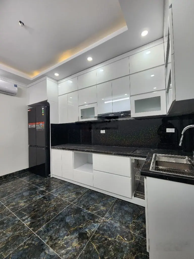 Bán nhà trung tâm Quận Hai Bà DT 38m2 6 tầng thang máy