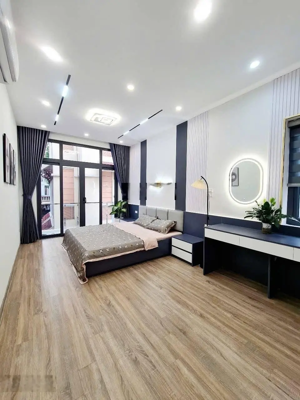 Siêu Phẩm! Đ Nguyễn Chí Thanh, lô góc, mặt ngõ, ngay phố, 35m*5 tầng