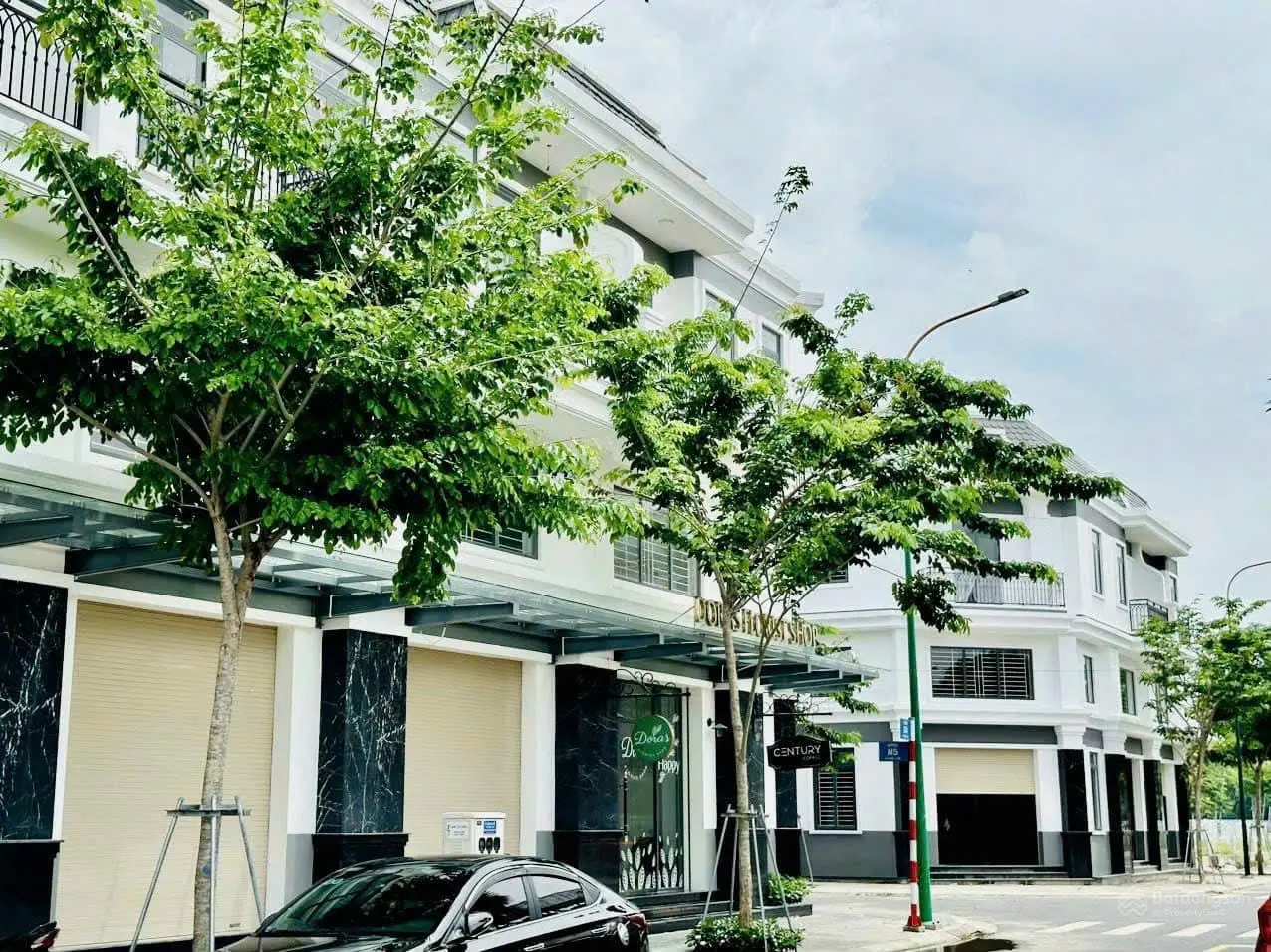 Thanh toán 700 triệu để sở hữu nhà phố 1 trệt 2 lầu 3 phòng ngủ, đầy đủ nội thất.