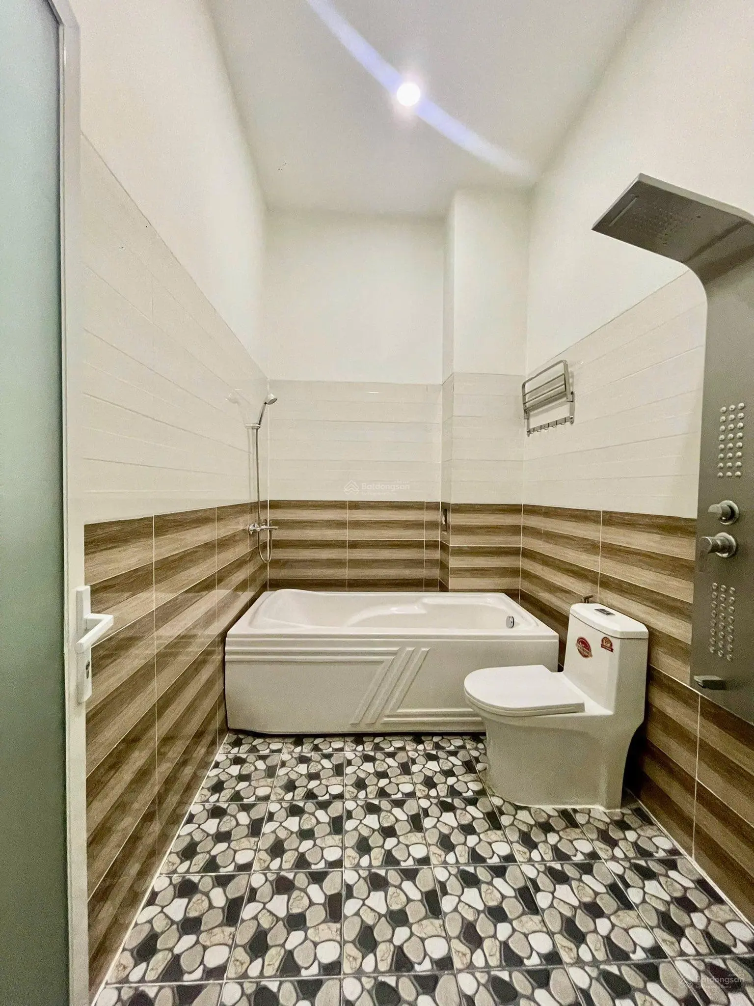Bán nhà 1 trệt 2 lầu mới hiện đại trong KDC gần vòng xoay An Phú, Thuận An