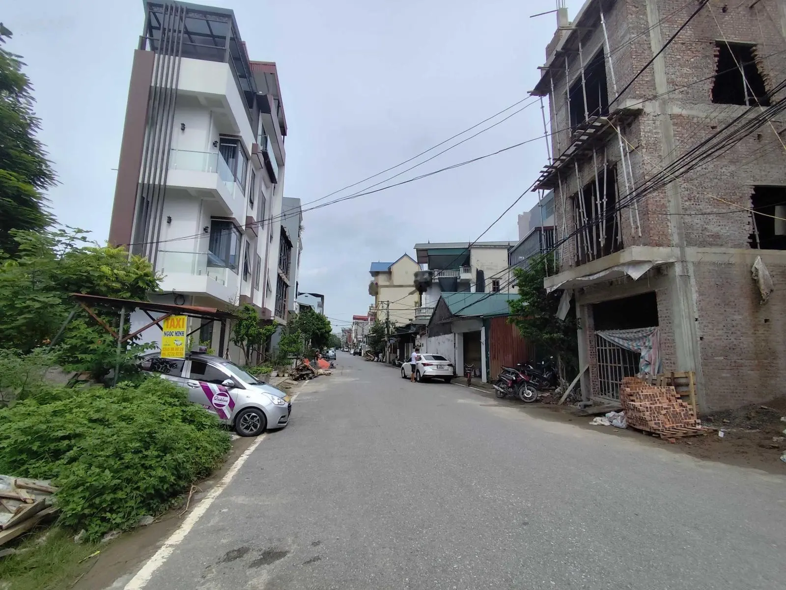 Bán nhà phố văn phòng DT đất 63.7m2 xây 6.5 tầng đường rộng 13m ngay ĐL Thăng Long, view đẹp. Sổ đỏ