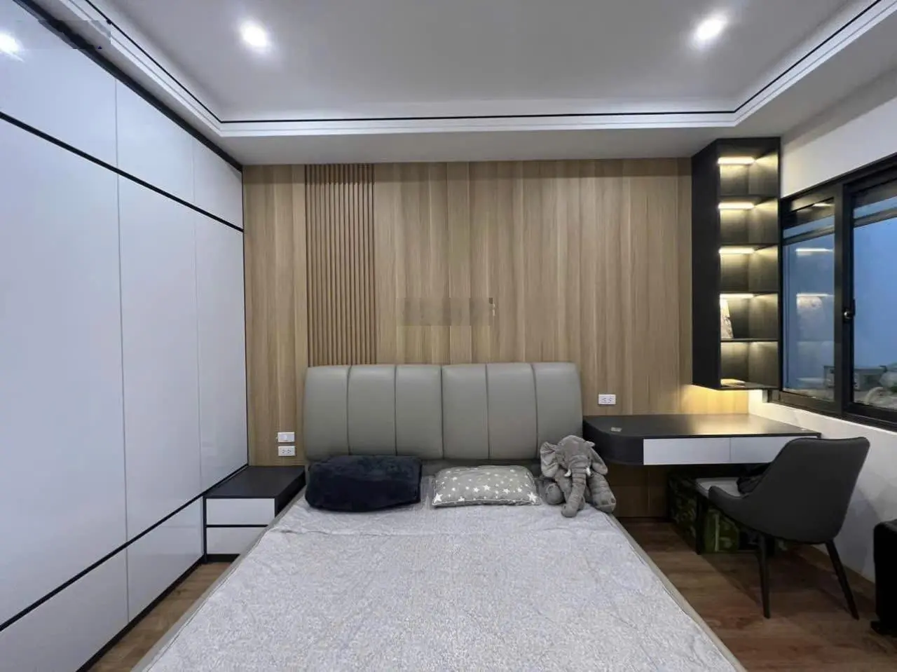 Chủ nhà cần bán gấp căn 2 ngủ Rose Town đồ cơ bản đã có sổ 0969 537 ***
