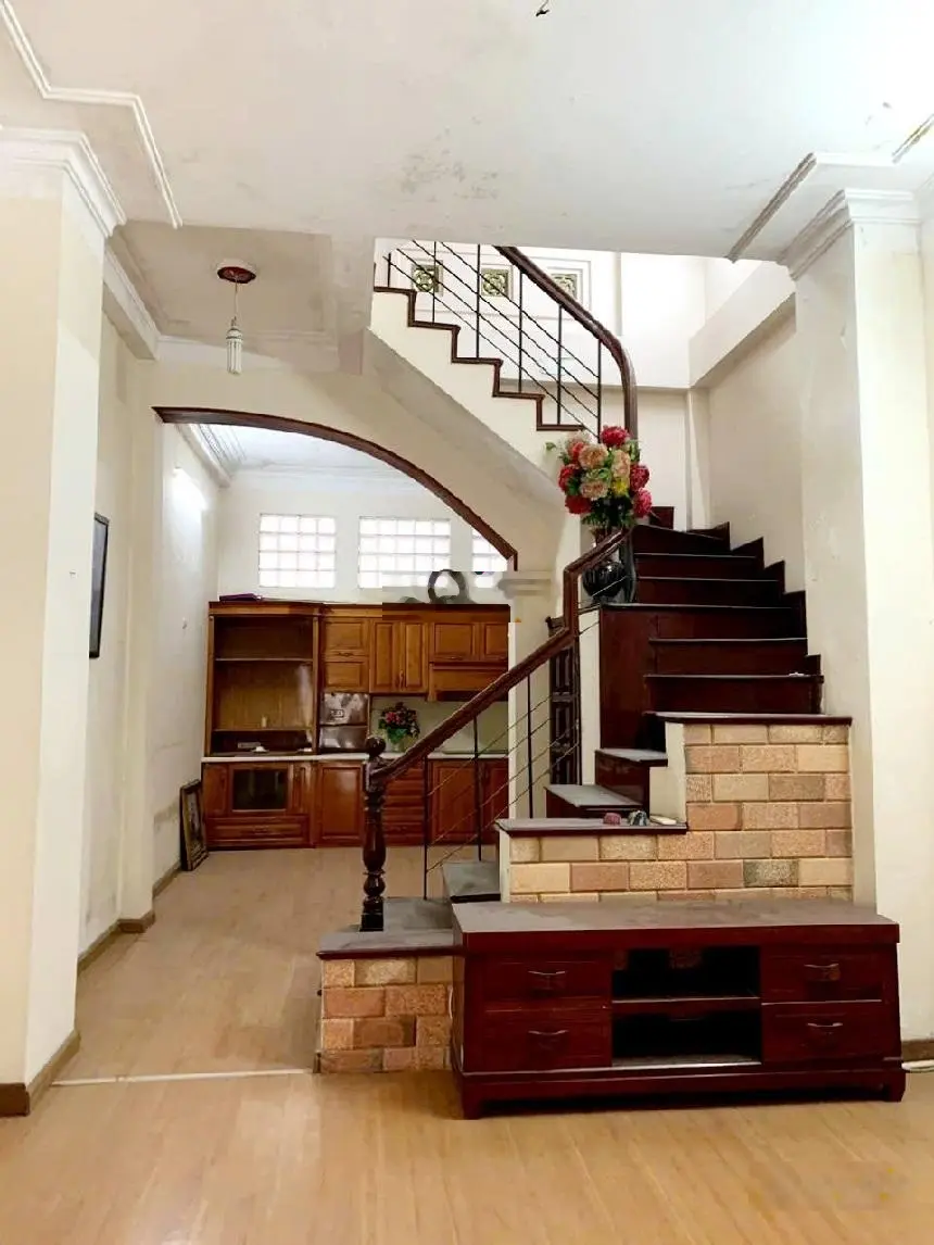 Bán nhà Tôn Đức Thắng, Đống Đa: 50m, 4 tầng, mặt tiền 4,1m giá 19 tỷ. Phân lô ô tô tránh, ở sướng.