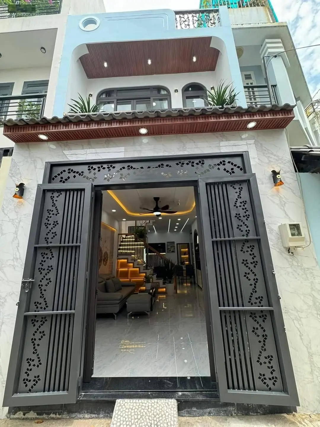 Bán căn nhà mới xây ở MT đường Nguyễn Sơn, Tân Phú. 1 trệt 1 lầu, Giá 2 tỷ 815, tặng nội thất. SHR