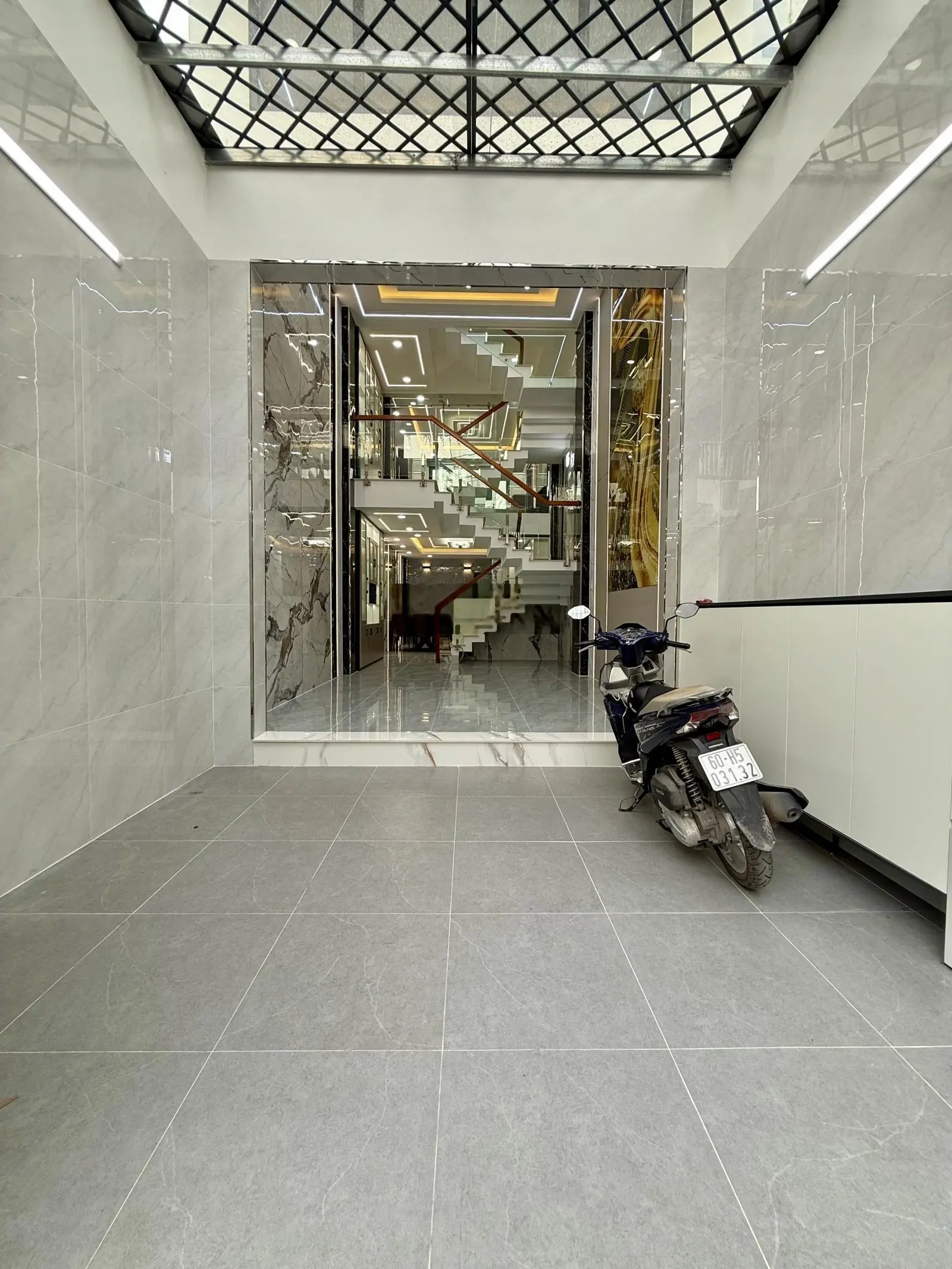 Nhà đường thông Trường Chinh, Sát chợ Lạc Quang, DT:4x16M, Lửng, 3 Lầu, 4PN, Gara ô tô, 7,85 tỷ