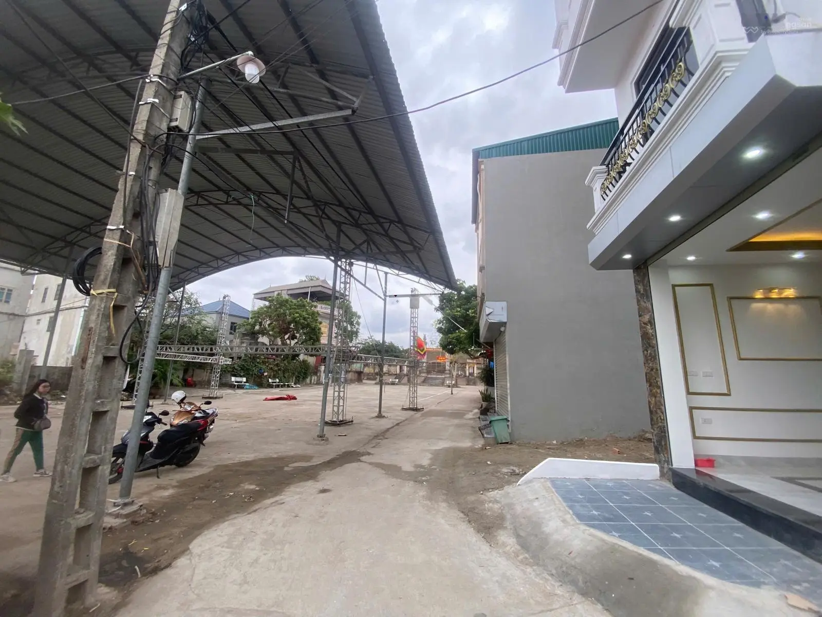 Nhà độc lập 4t*40m2.mặt ngõ có thể kd.sân chơi siêu rộng trước nhà,ô tô đỗ ngày đêm.ở khutrung tâm