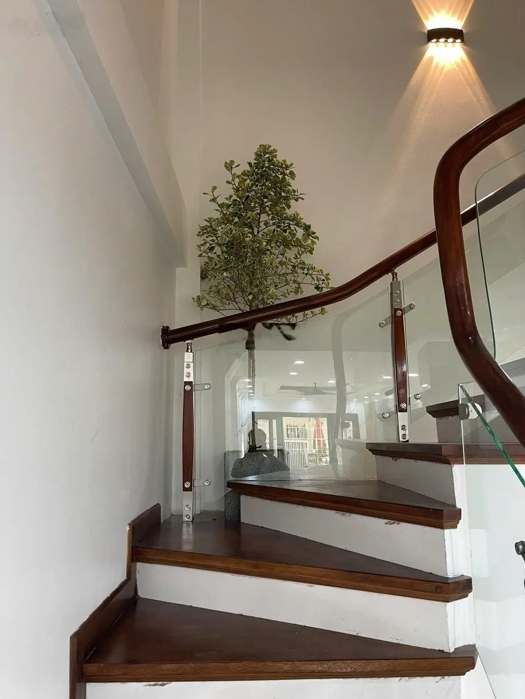Bán nhà thạch bàn dân xây 40m 5 tầng gần oto ,trường học full nội thất giao thông thuận tiện