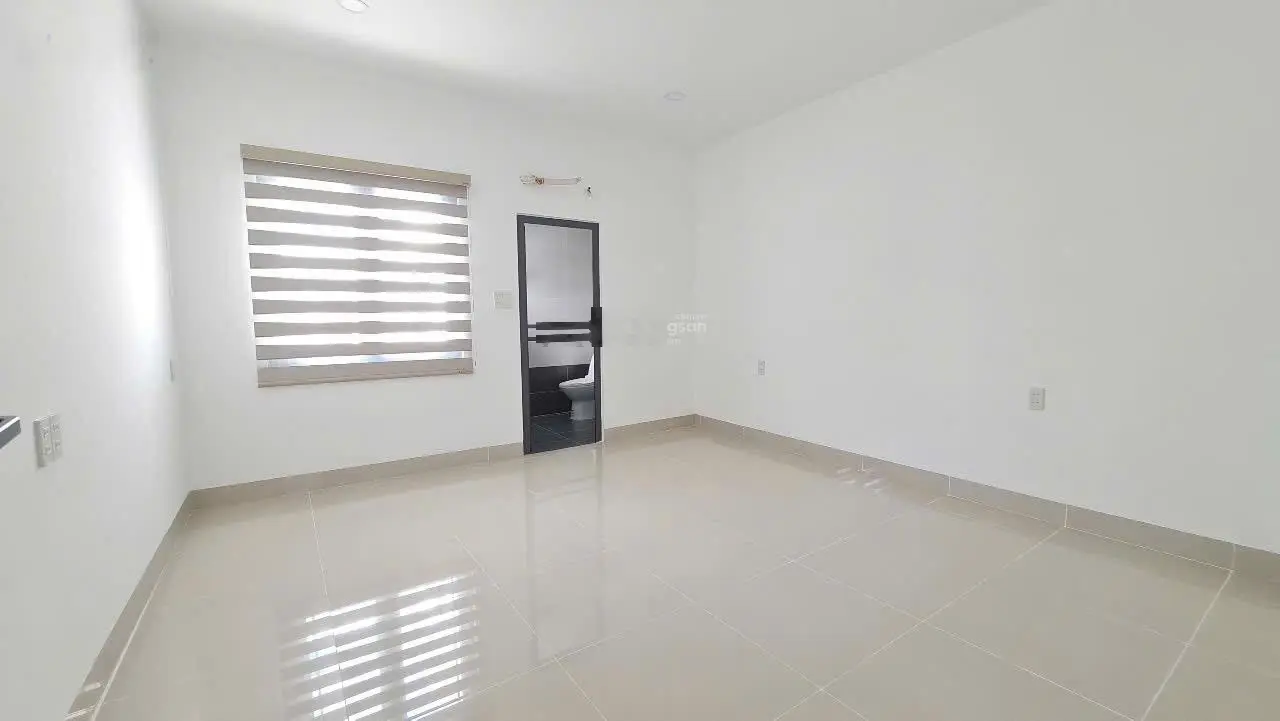 Bán nhà 5 tầng mới có thang máy mặt tiền đường Lê Thành Phương