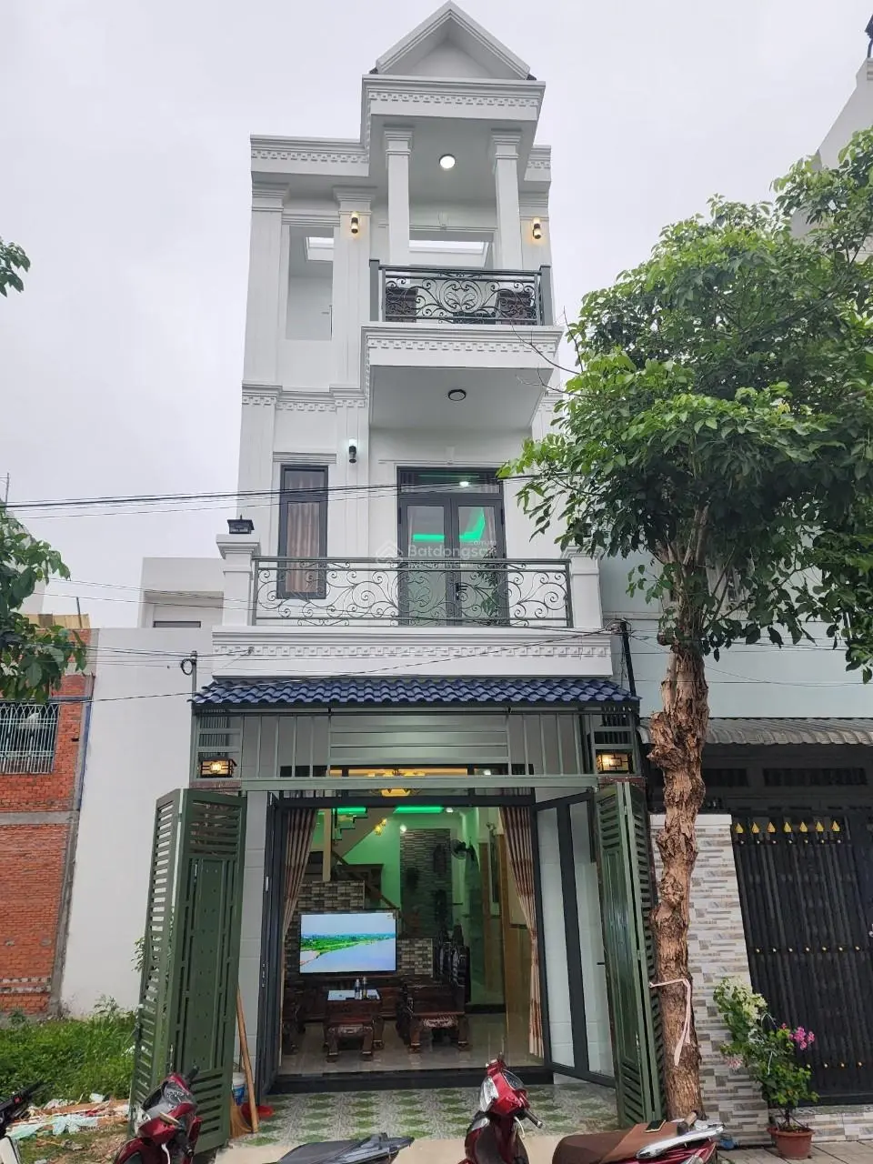 Bán nhà 1 Trệt 2 lầu . SHR. DT 4*15m. full nội thất, KDC Phú Sinh. Giá 2tỷ5. LH: 0902998509