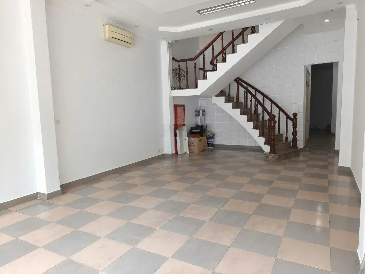 Nhà 4 tầng mặt tiền đường Nguyễn Chí Thanh (kẹp kiệt). Giá bao rẻ 15 tỷ