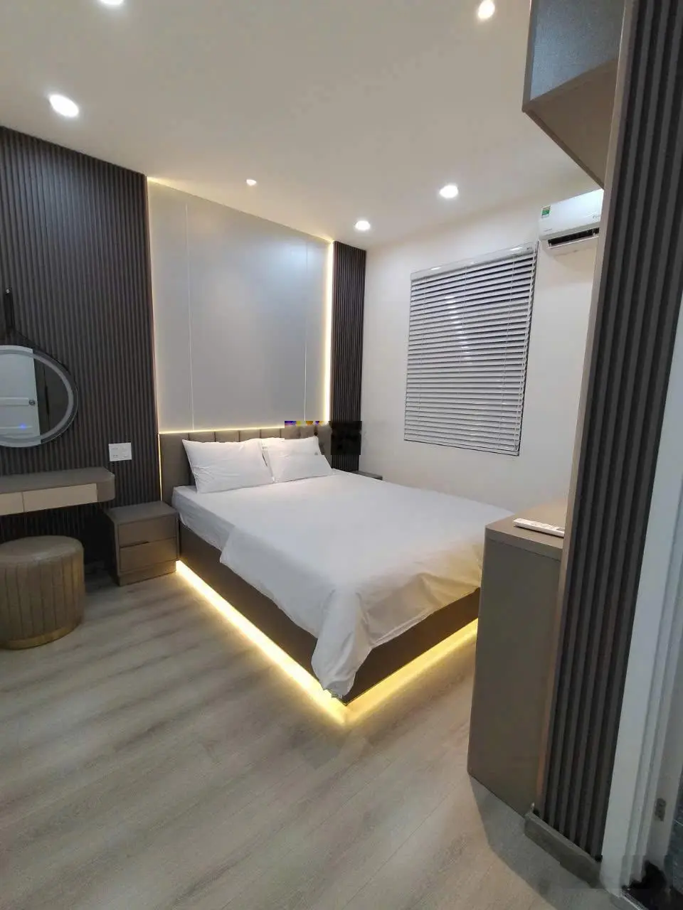 Bán căn hộ Sky Garden 2- 91m2 căn góc-3pn2wc-Giá Bán: 5,x- Giá Cho thuê: 40tr. LH: 0903 788 ***
