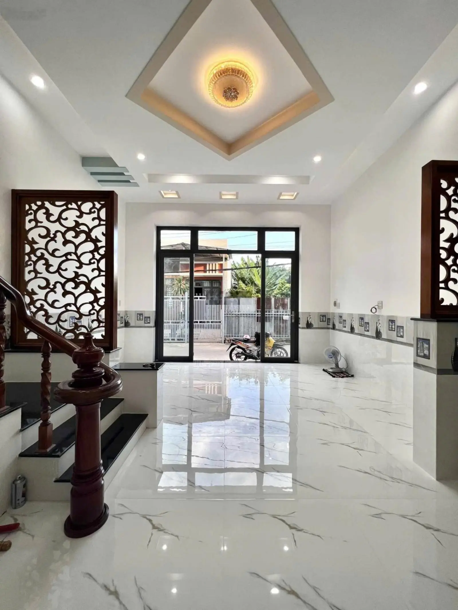 Bán nhà lầu mới 100% có 3 phòng ngủ oto đậu trước nhà sổ hồng hoàn công kế bên chợ Bình Thuỷ