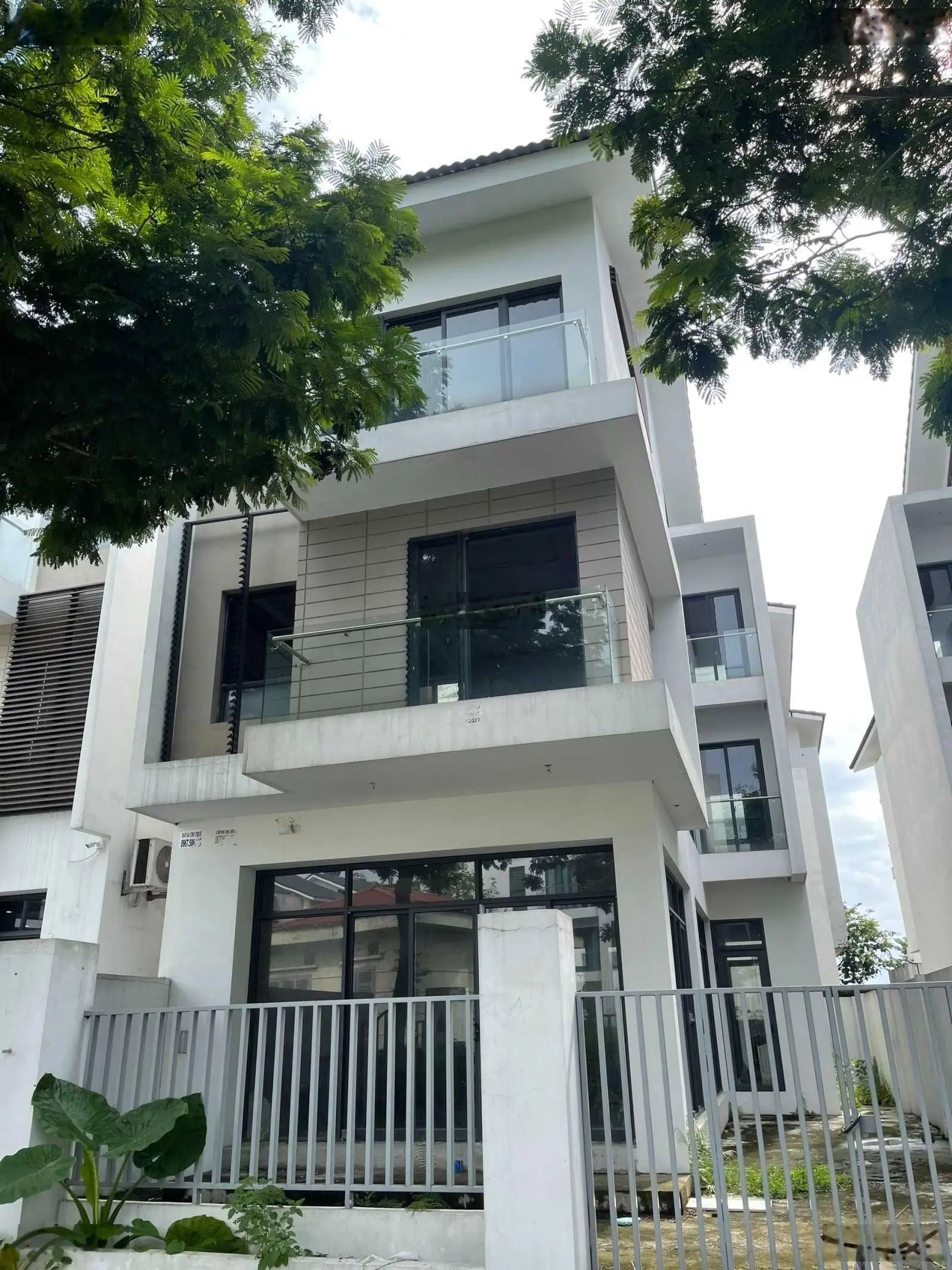 Bán gấp căn biệt thự view vườn hoa giá 31.8 tỷ DT 180m2 ngay cửa ngõ khu An Vượng cạnh Aeon HĐ