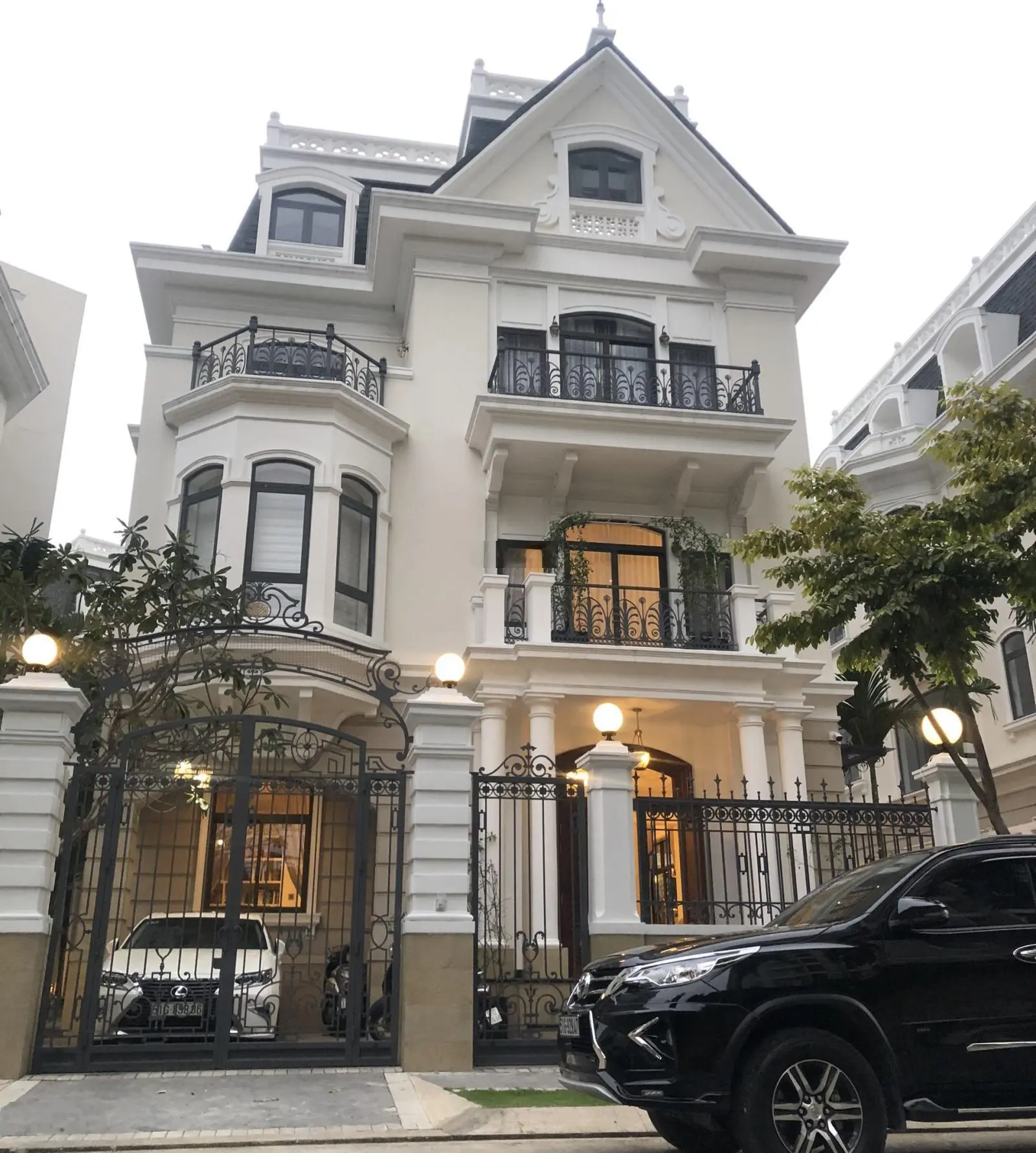 Biệt thự sang trọng MT Lý Thường Kiệt, Quận 10, 10x20m, Hầm + 4 Tầng - Thang máy, giá 68 tỷ