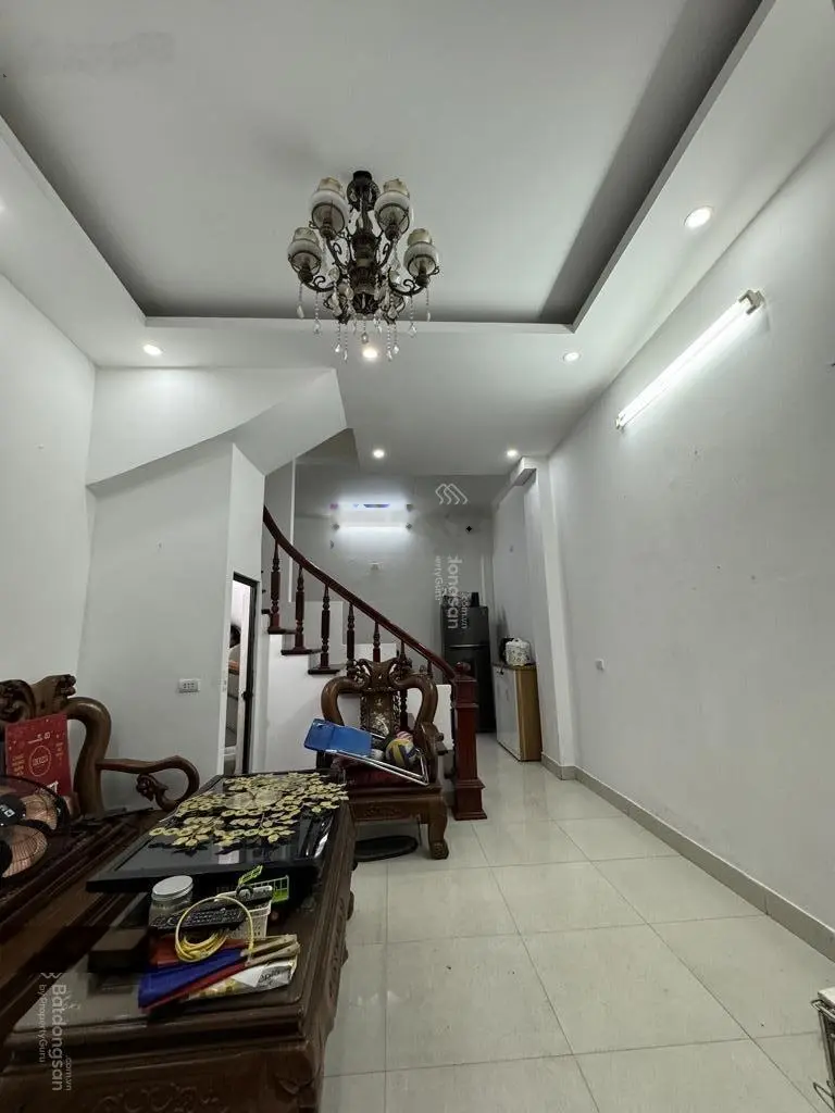 Bán nhà Văn Hương, ngõ to ba gác. Dt 27/30m2 4 tầng mt 3.8m. Chào 5.5 tỷ còn TL. Nói k với tin ảo