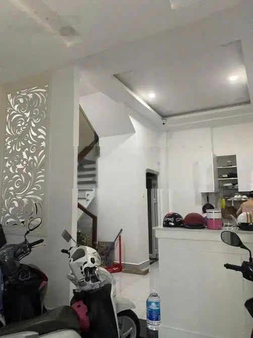 Nhà bán mới xây hẻm thẳng gần hẻm xe hơi đậu đường CMT8, P13, DT 5mx8m. Giá 5.5 tỷ. Nhà 4 tầng