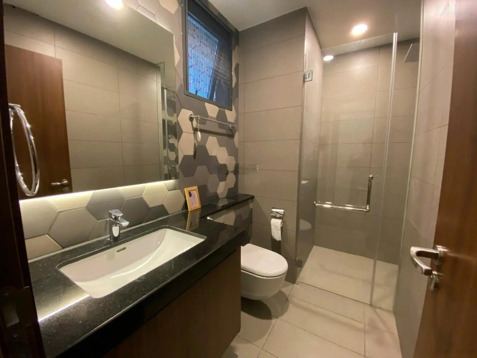 D'edge Thảo Điền: 2 bedr - 94m2, Full nội thất. Giá 8,5 tỷ, cam kết rẻ nhất TT. Xem căn hộ 24/7