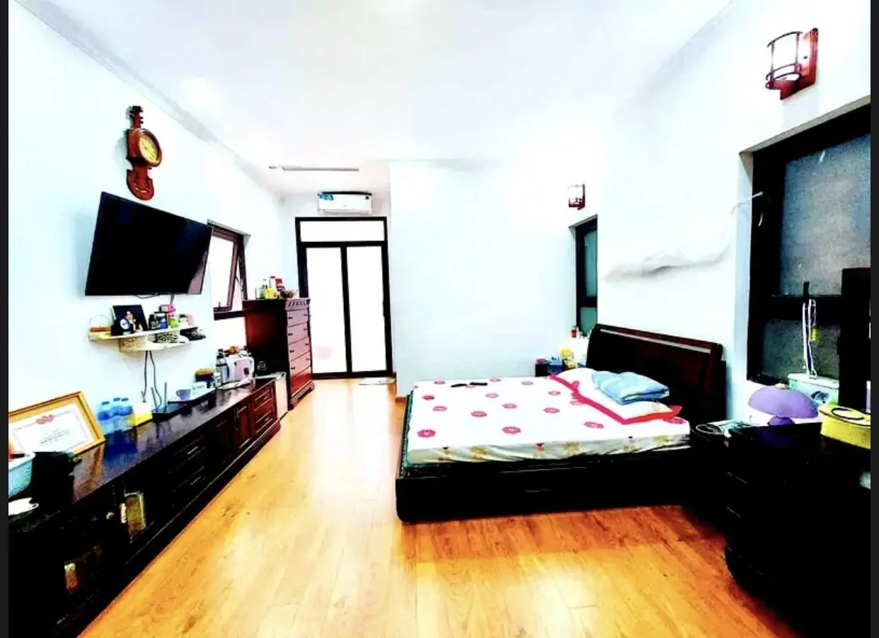 Nhà phố Nguyễn Trãi 4 tầng. Ô tô tô đỗ cửa. Căn góc. An ninh tốt. Dân trí cao. Vị trí cực đẹp