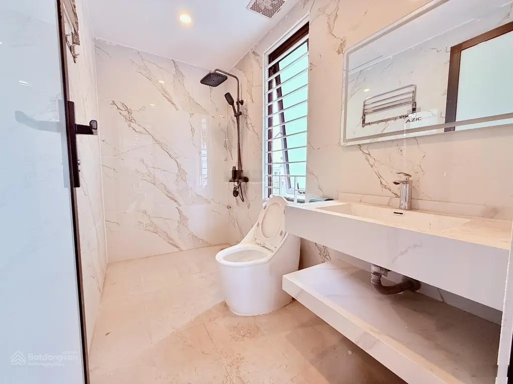 Đẳng cấp - trần dát vàng - hệ thống cửa và lan can đúc đẳng cấp - 7 tầng thang máy 18 tỷ