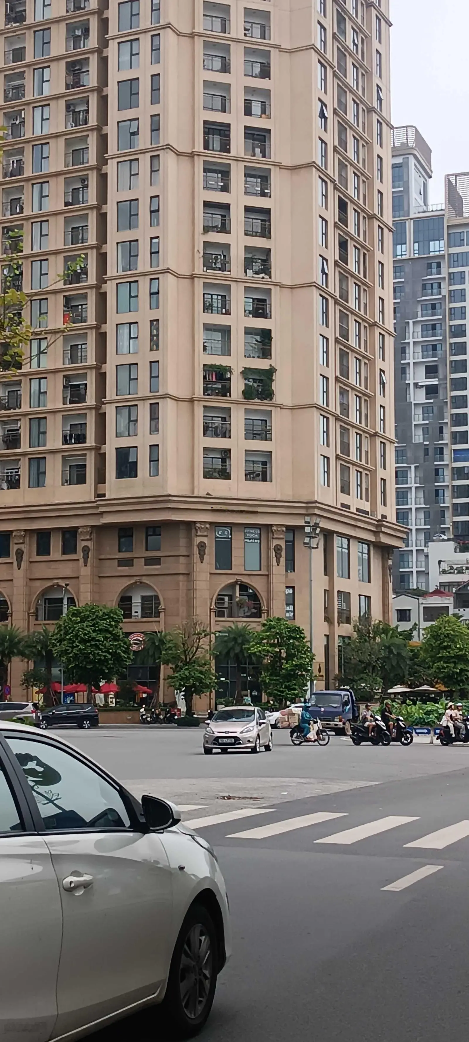Mặt phố, Lạc Long Quân, quận ủy 200 m, 6m MT (vuông). giá: 60 tỷ. LH em: 0362 889 ***