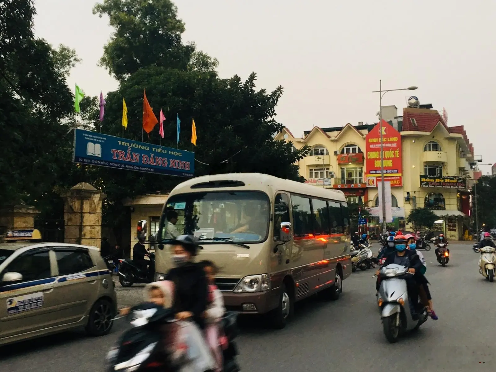 Chính chủ bán nhà ngay hồ và đối diện Làng Việt Kiều Châu Âu, Mỗ Lao ngay sau BigC Hà Đông giá 5tỷ8