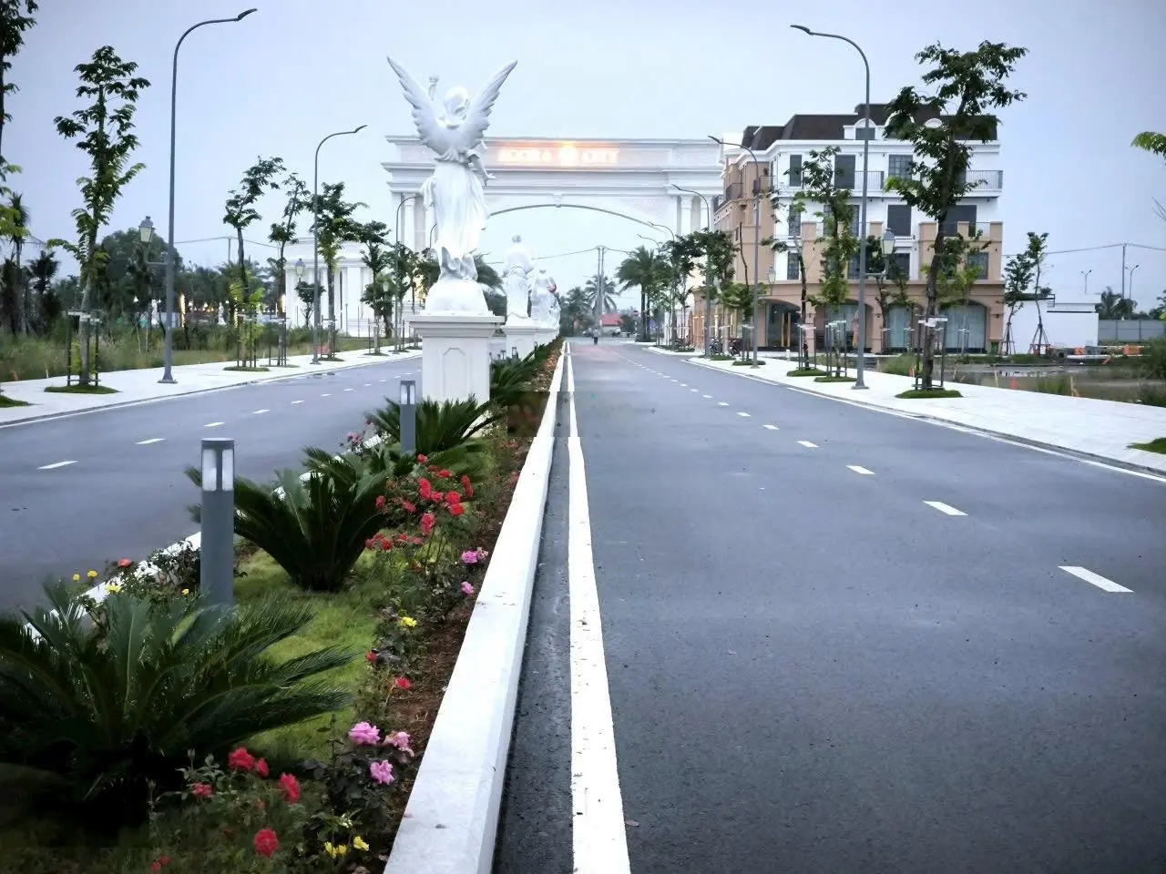 Đất thổ MT TL 818 TT Thủ Thừa, kế bên khu Agora City DT 107m2, 5x21,6m, hướng Đông