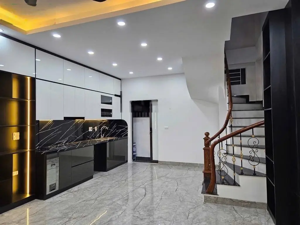 Sao phải về quê? Nhà phố đẹp, rộng rẻ đây ạ! Duy nhất Minh Khai 1 căn 49.8m2, MT 5m 9.8tỷ thang máy
