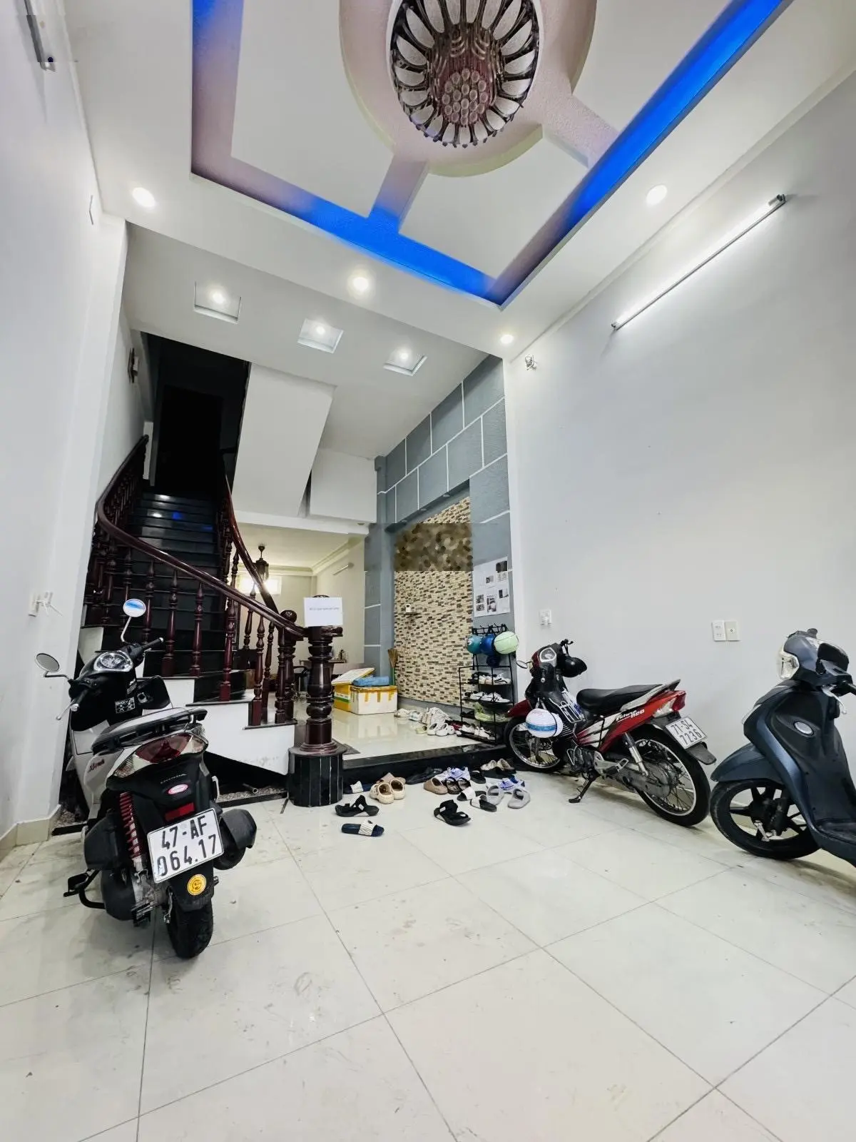 Nhà mới 4PN, 5WC, hẻm oto, thuận tiện mua ở, khu dân trí cao