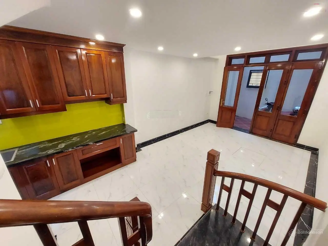 Nhà 5 tầng 1 tum x 30m2, ngay công an phường Thạch Bàn cách 10m ra đường 2 ô tô tránh